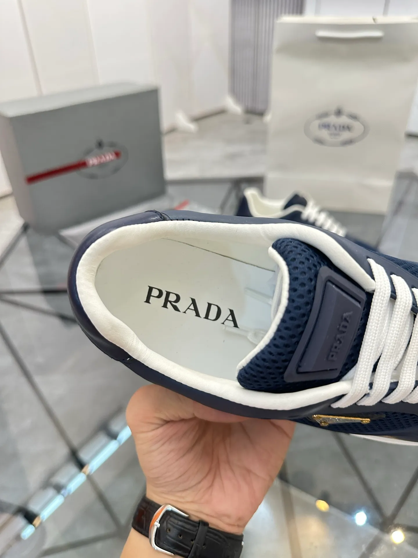 Men's shoes for sale 💰: 💰P600¥ High-end top quality Product trademark: Prada *"Prada*" low-top casual shoes Regular size: 38-45 (can be customized to 46) Product materials: Upper imported glue splicing original material, breathable lining, cowhide foot pads, original outsole. Number: 832